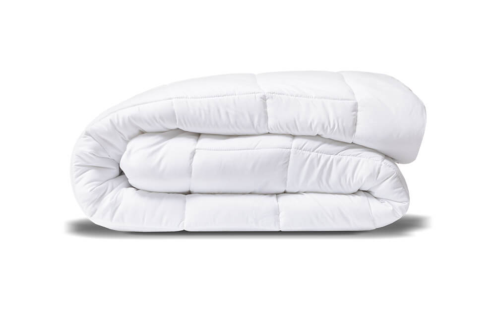 Couette en duvet synthétique pliée avec soin
