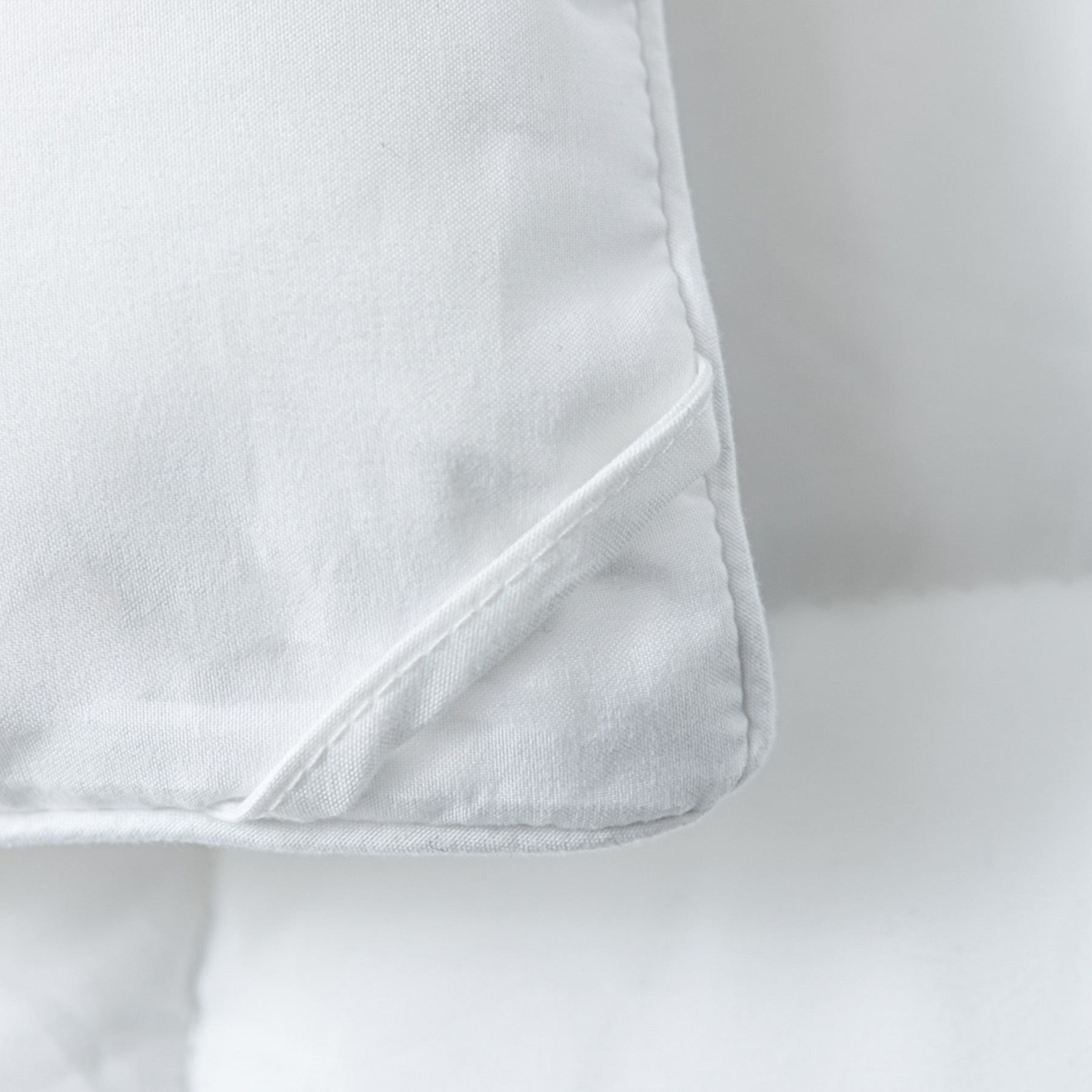 LC-Down-Alternative-Duvet-Carousel-3 Corner loop on Logan & Cove Down Alternative Duvet