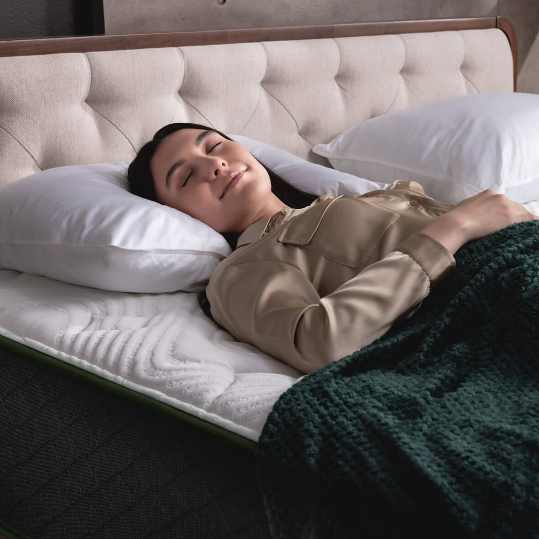 LC-Down-Alternative-Pillows-Carousel-3 Woman sleeping peacefully on a Logan & Cove Down Alternative Pillow