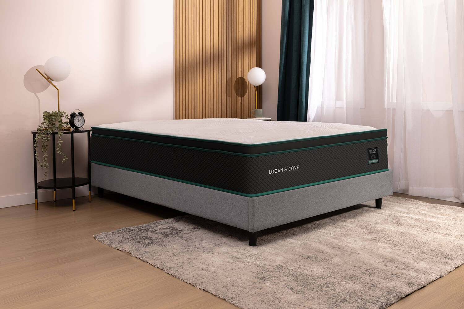 Matelas Logan & Cove sur la base de lit plateforme.