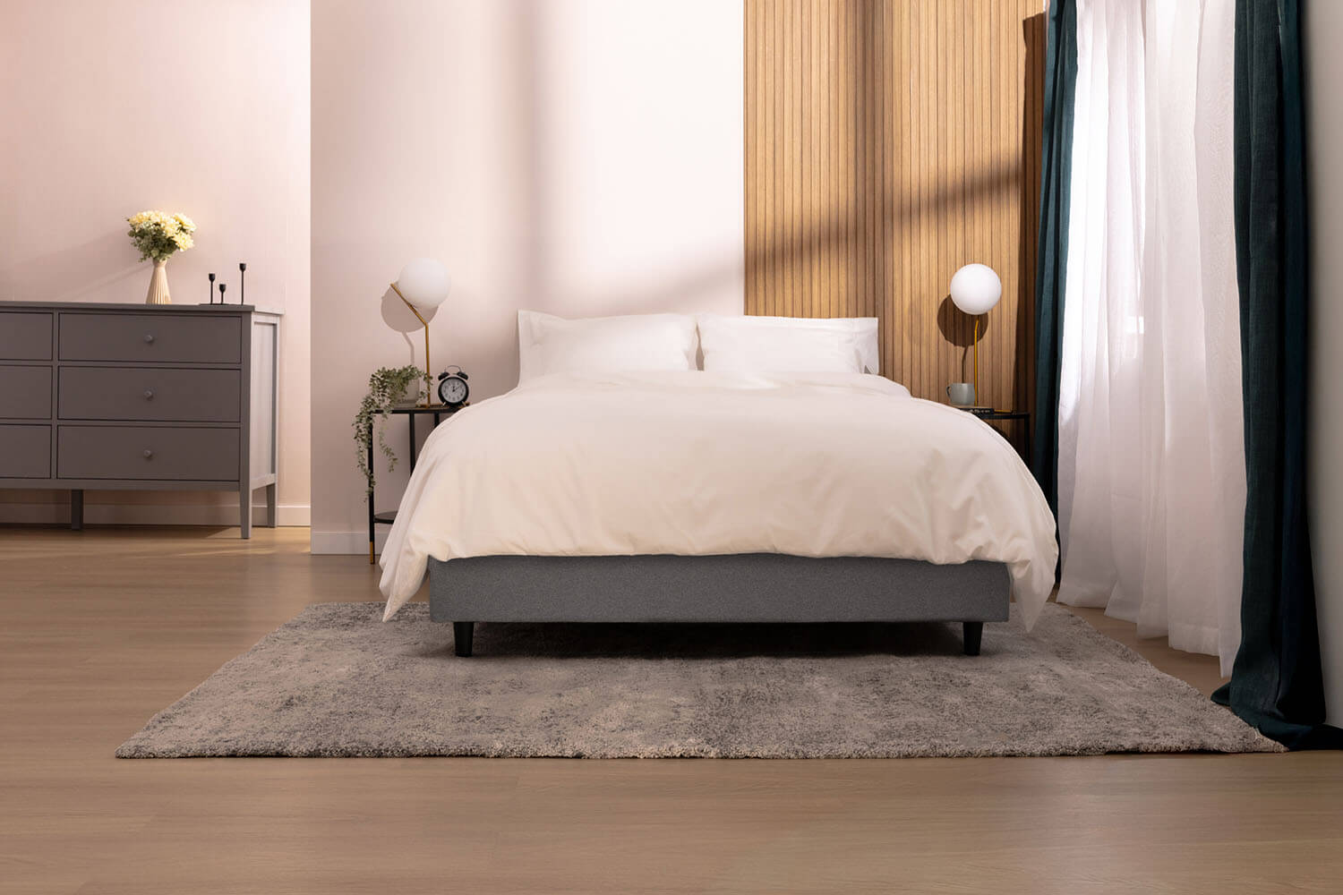 Matelas avec literie complète sur la base de lit plateforme, dans une chambre moderne et chaleureuse.