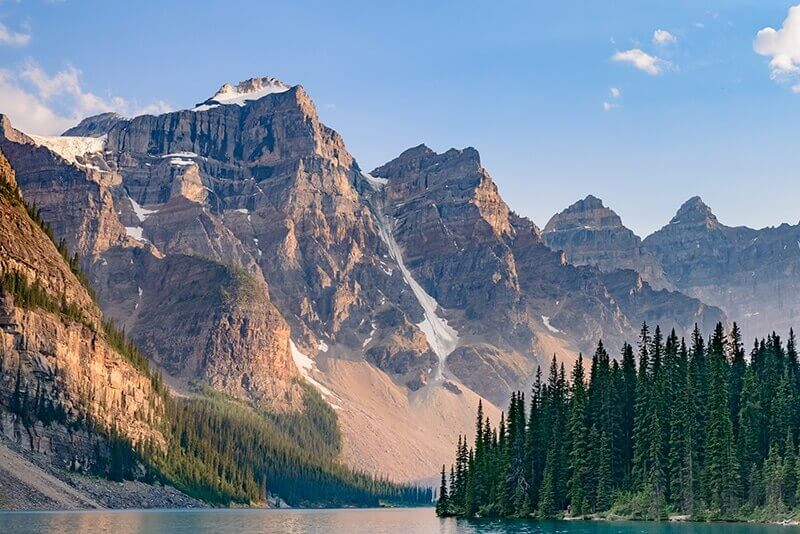 Vue des montagnes canadiennes