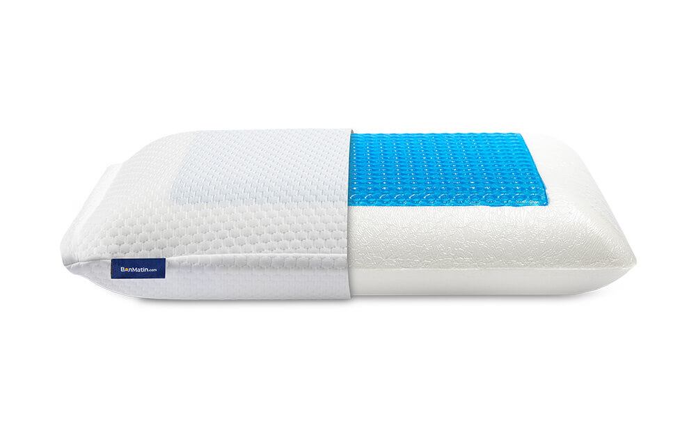 Oreiller en mousse mémoire avec gel rafraîchissant de BonMatin.com avec la housse à moitié retirée pour montrer le coussin en gel bleu.