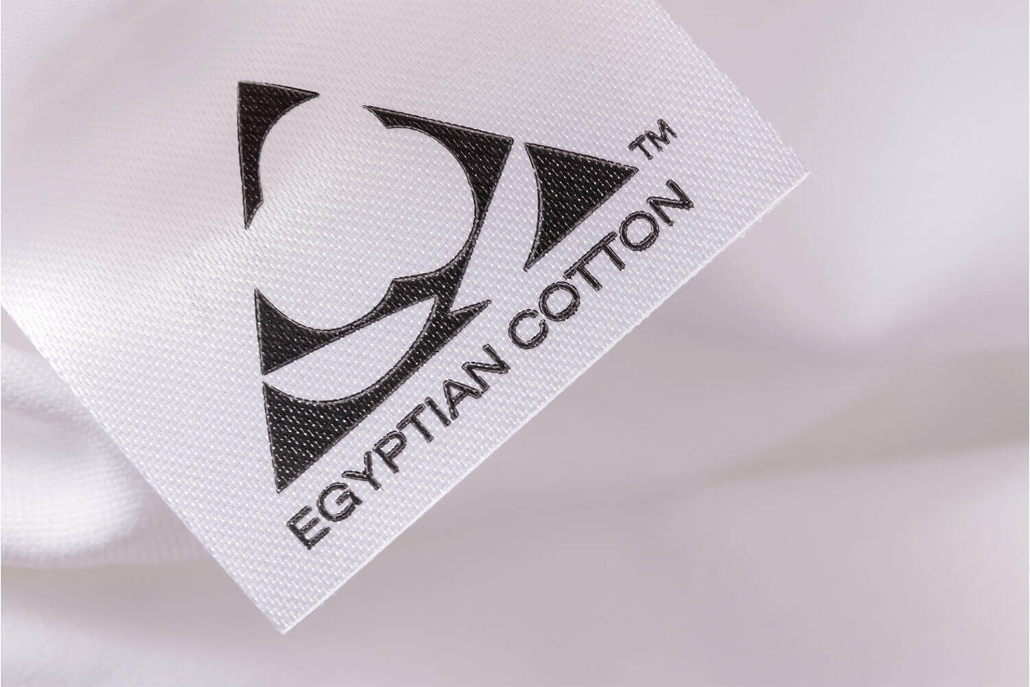 Étiquette de marque EGYPTIAN COTTON sur les draps en coton égyptien Logan & Cove